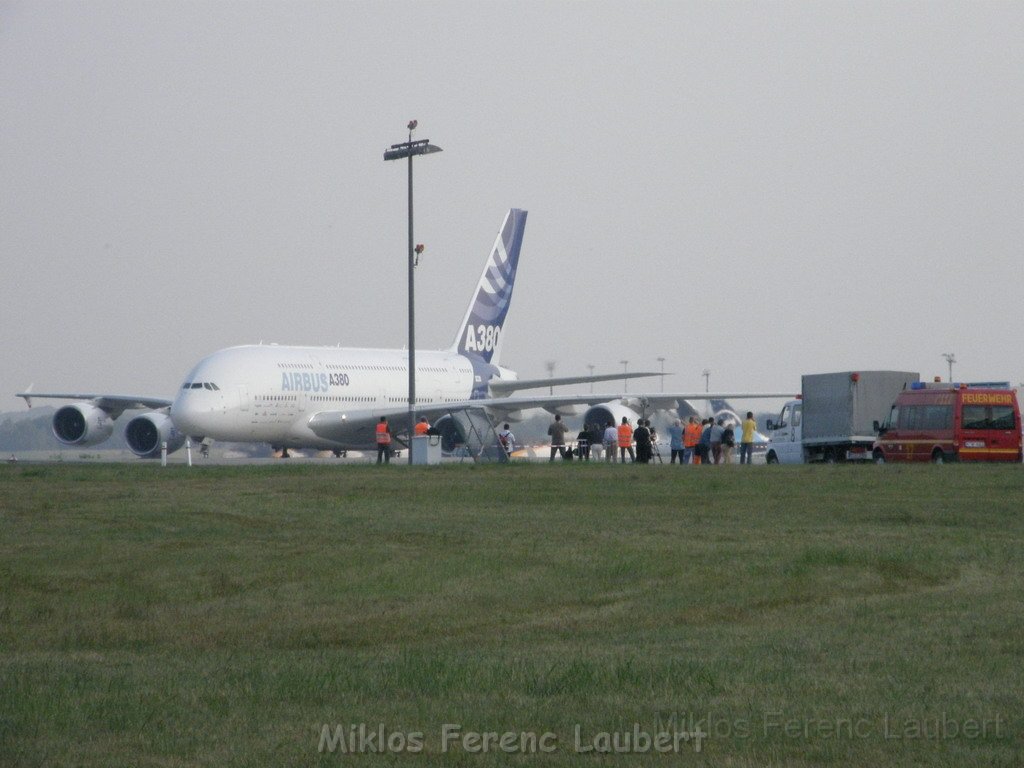 Warten auf den Airbus 380 Koeln Bonn P322.JPG